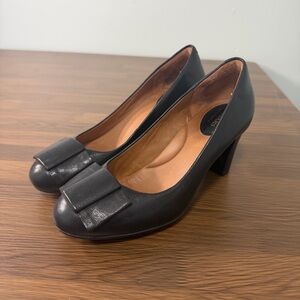 Clarks Avelyn‎ Black Leather Heels with Bow Detail Sz 5.5